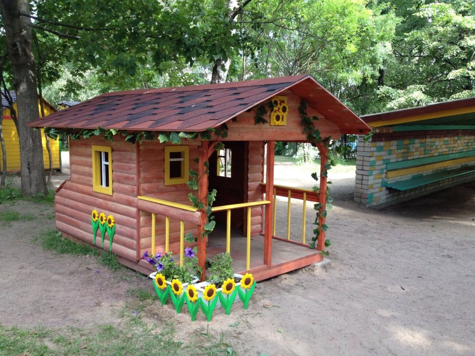 Домик для детей на участке в детском саду