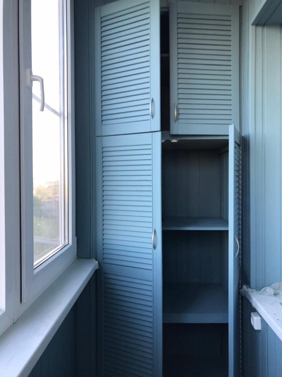 Шкаф на балконе с рейками