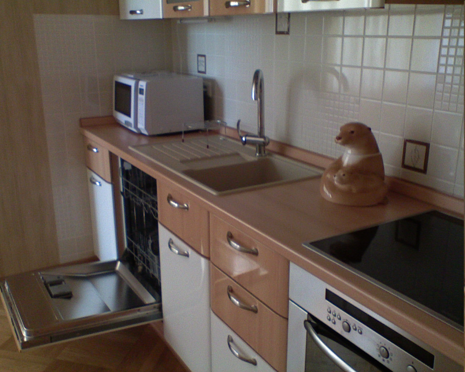 Раковина рядом с плитой на кухне