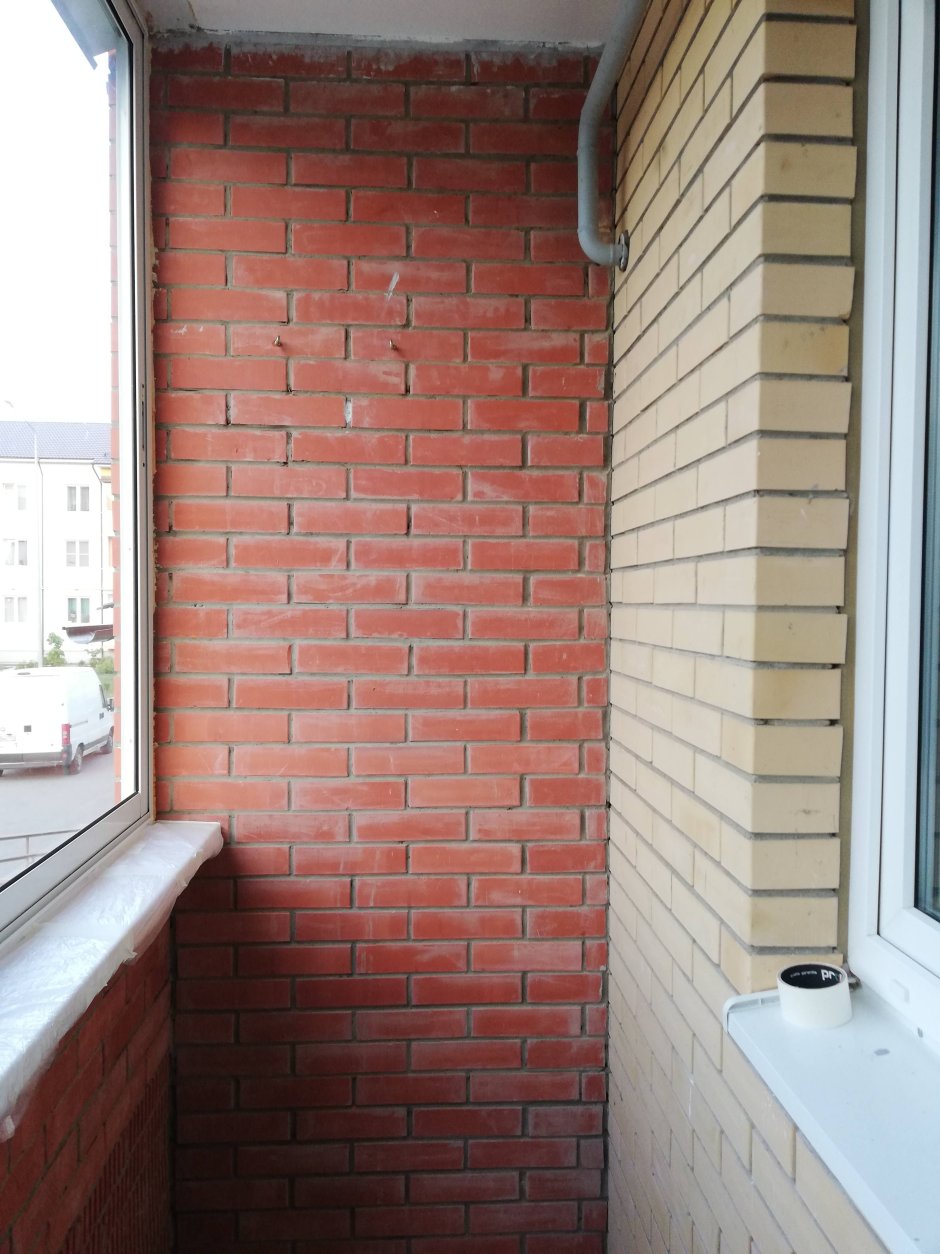 Кирпичный балкон крашеный