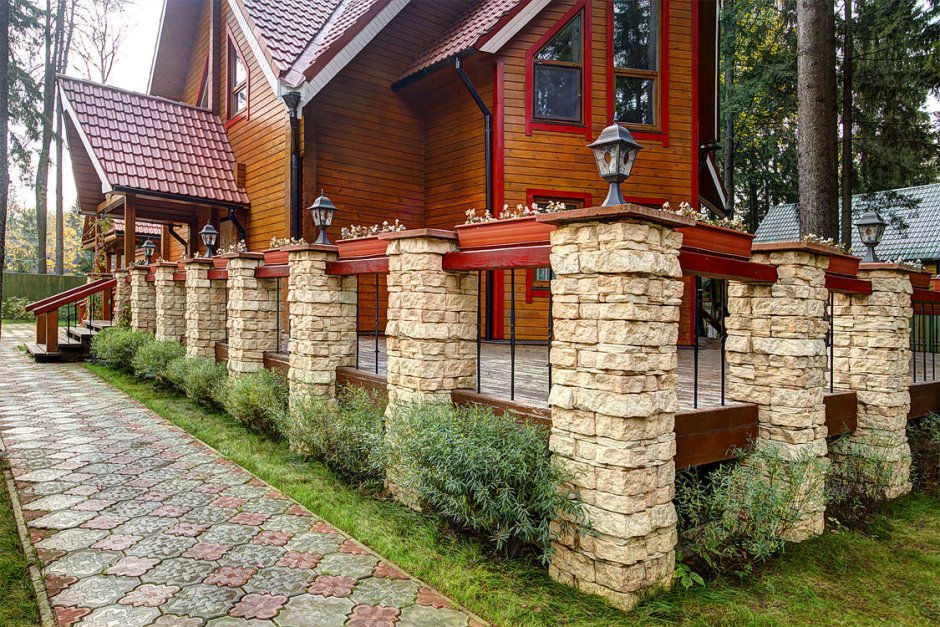 Деревянный забор с каменными столбами