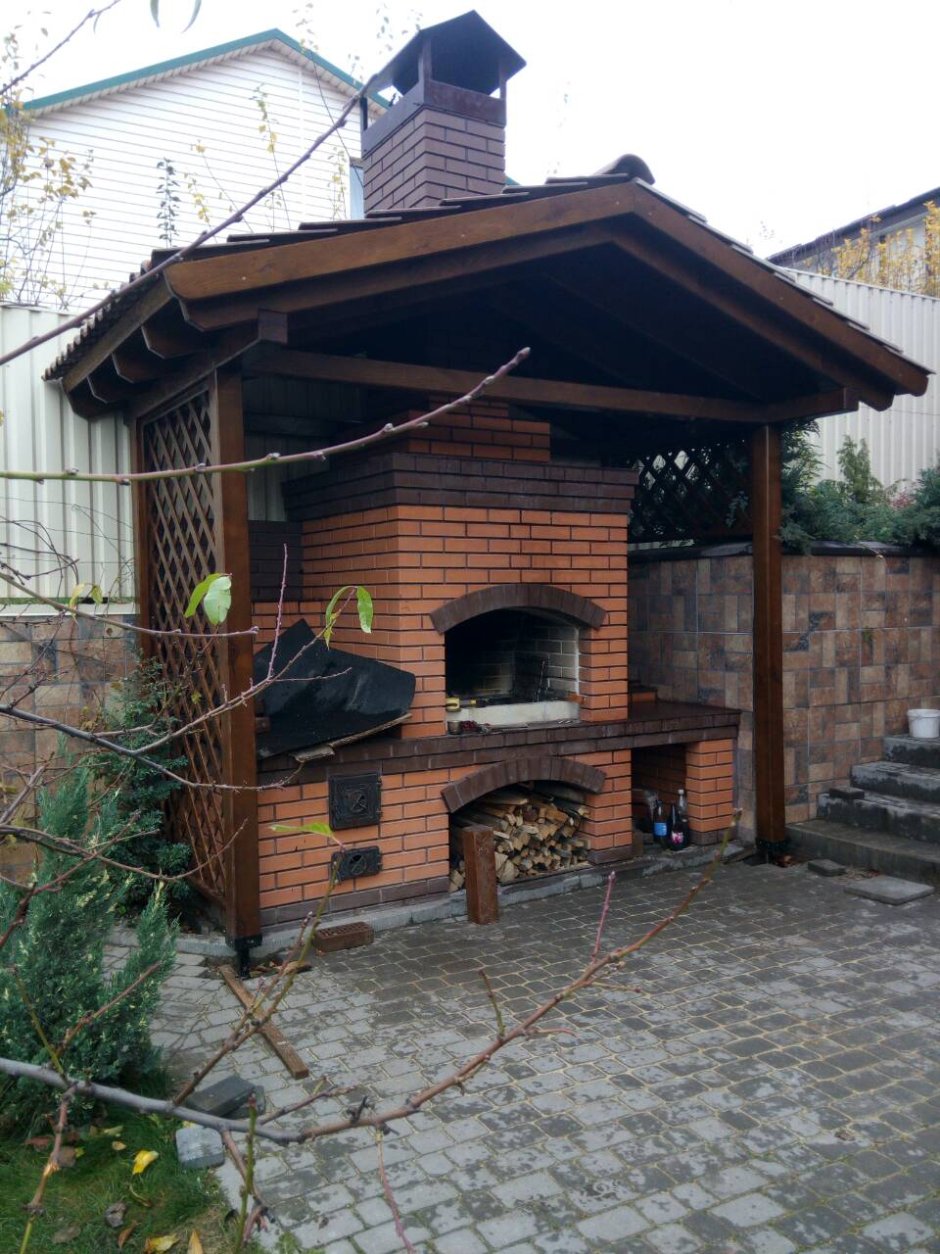Барбекю из кирпича с навесом