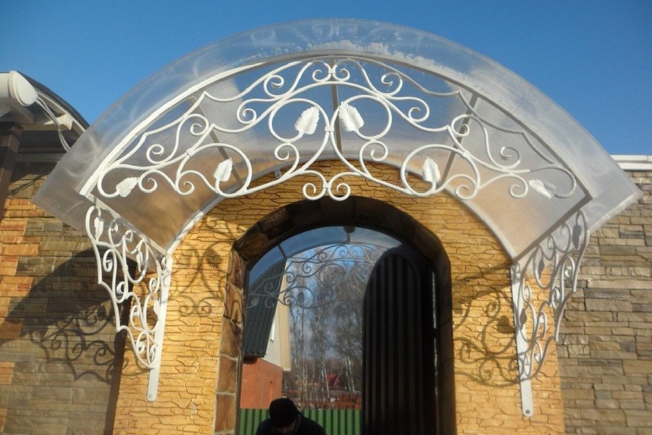 Кованная арка над воротами