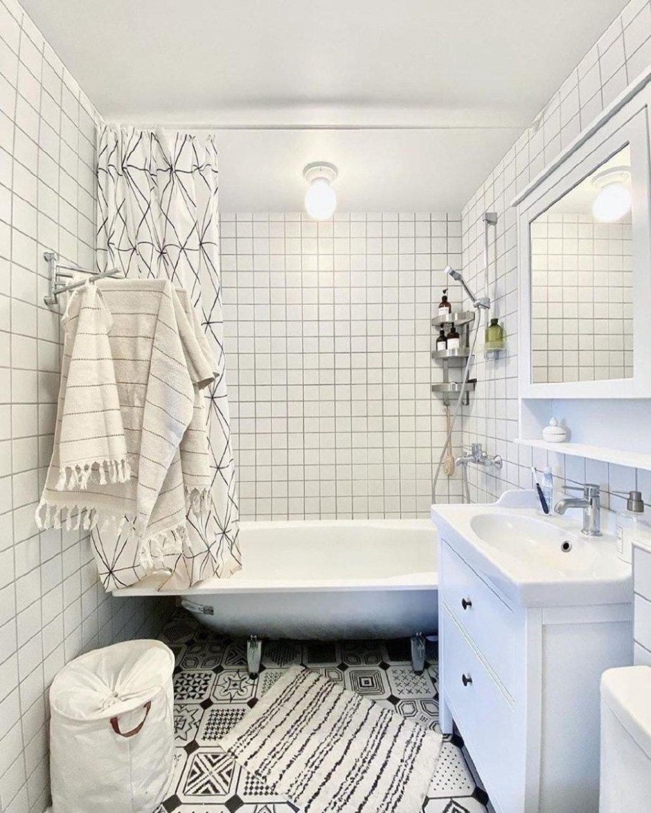 Дизайн ванной комнаты с туалетом в светлых тонах Сканди