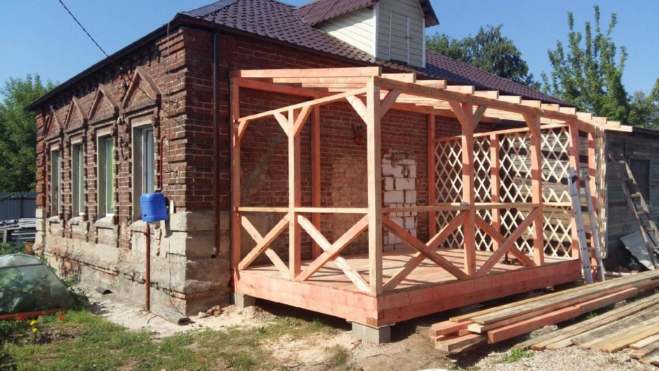 Деревянная терраса к кирпичному дому
