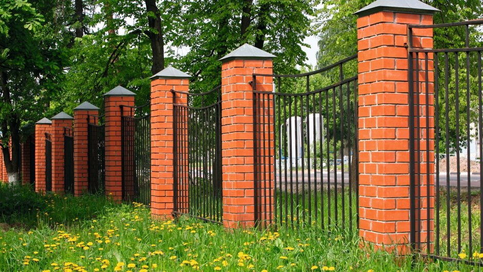 Красивый забор с кирпичными столбами