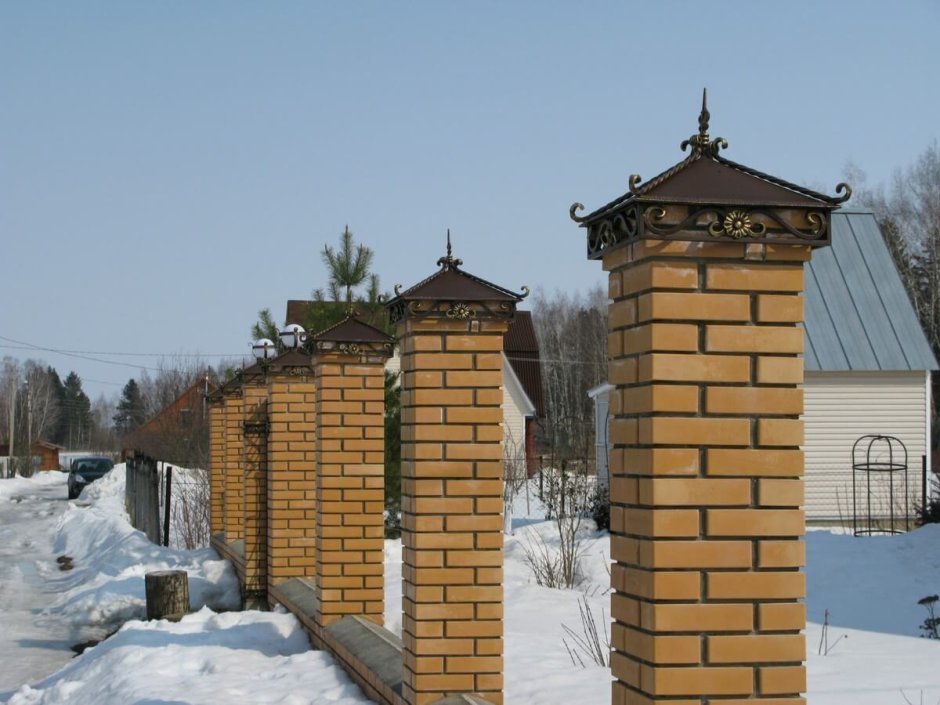 Кованый колпак на кирпичный столб