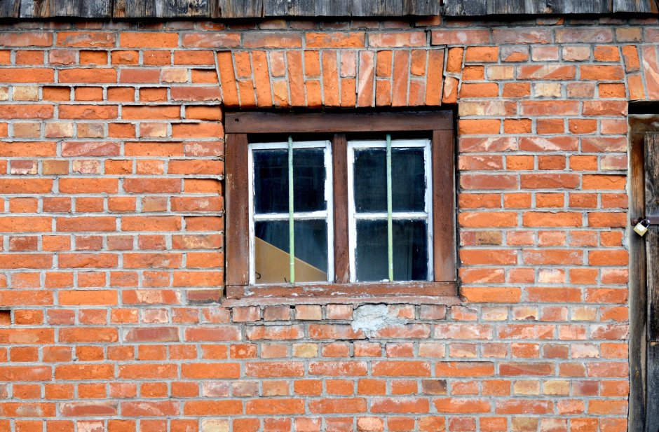 Окна в кирпичном доме