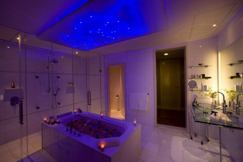 Подсветка потолка в ванной