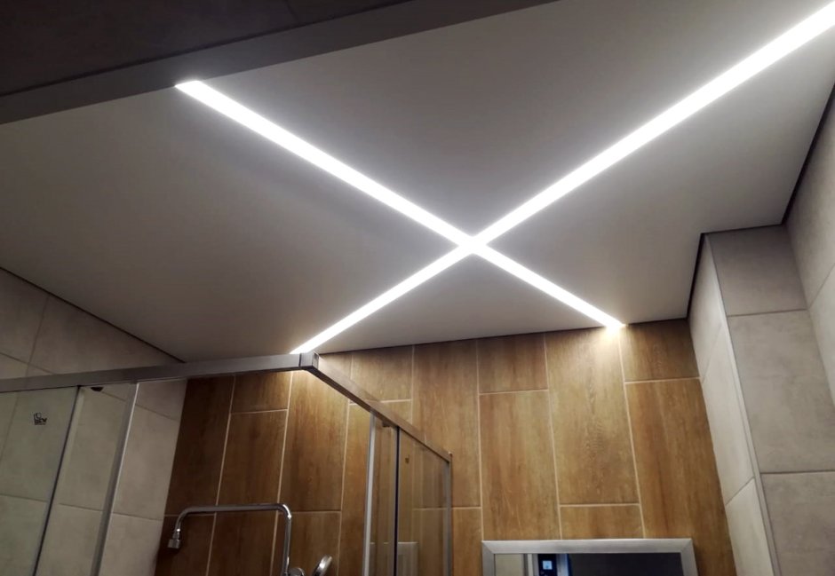 Световые линии на натяжном потолке в ванной