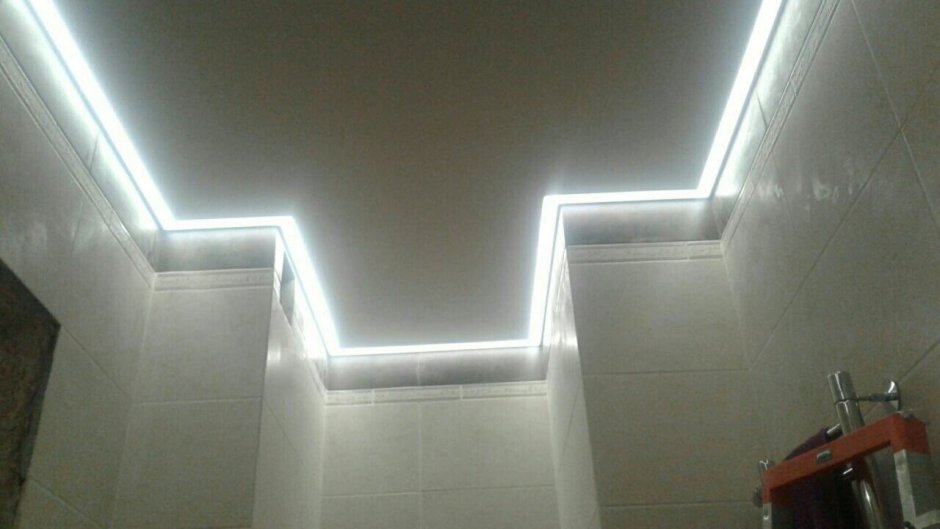 Контурная подсветка потолка в ванной