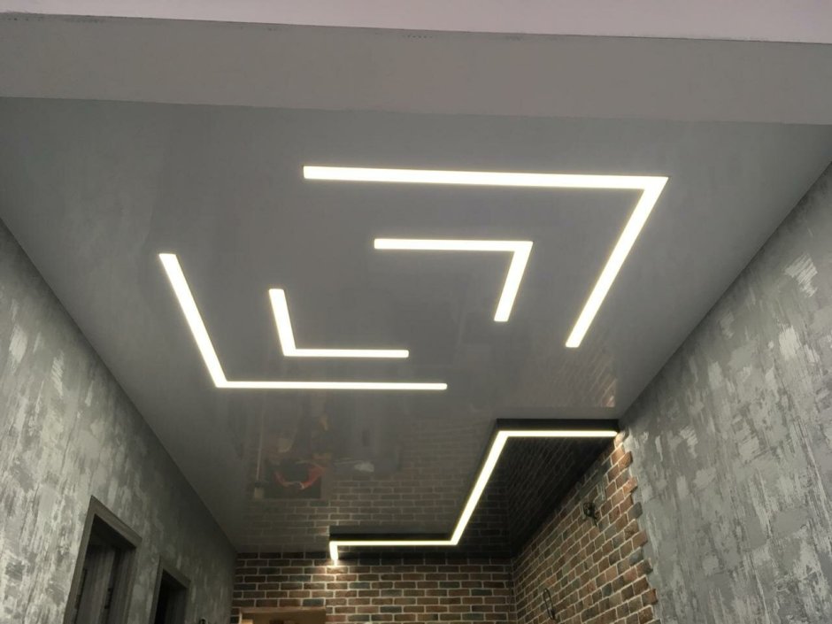 Перекрестия световых линий на потолке