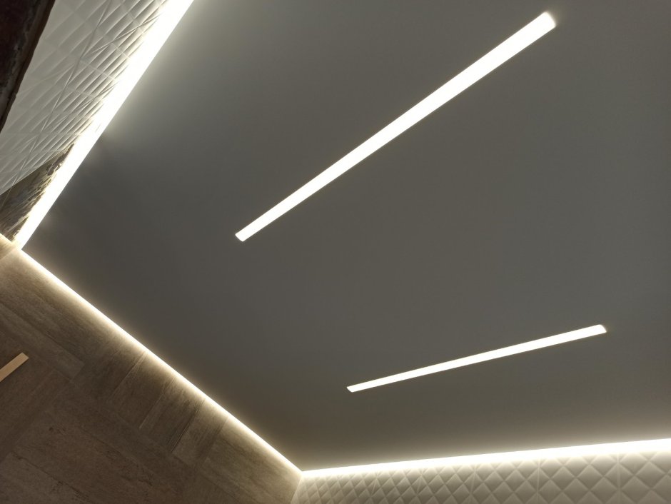 Парящий потолок со световыми линиями