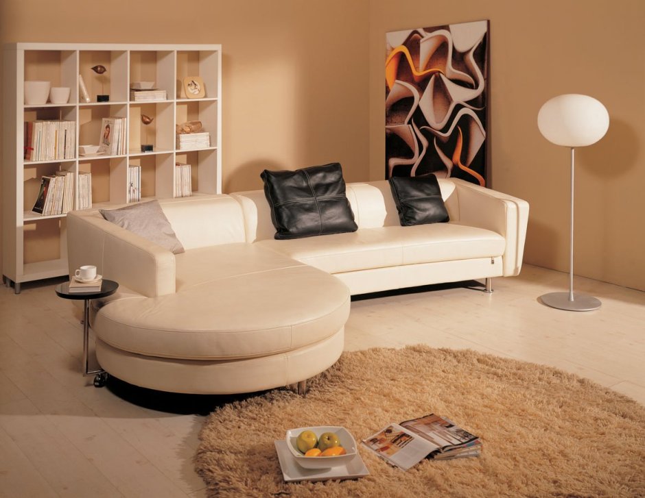 Интерьер гостиной с угловым диваном