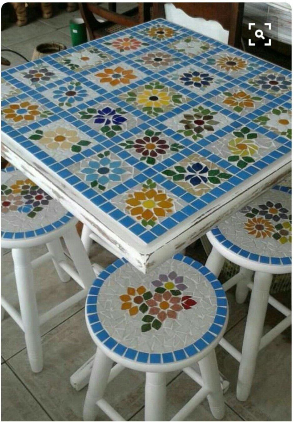 Стол с мозаикой из плитки