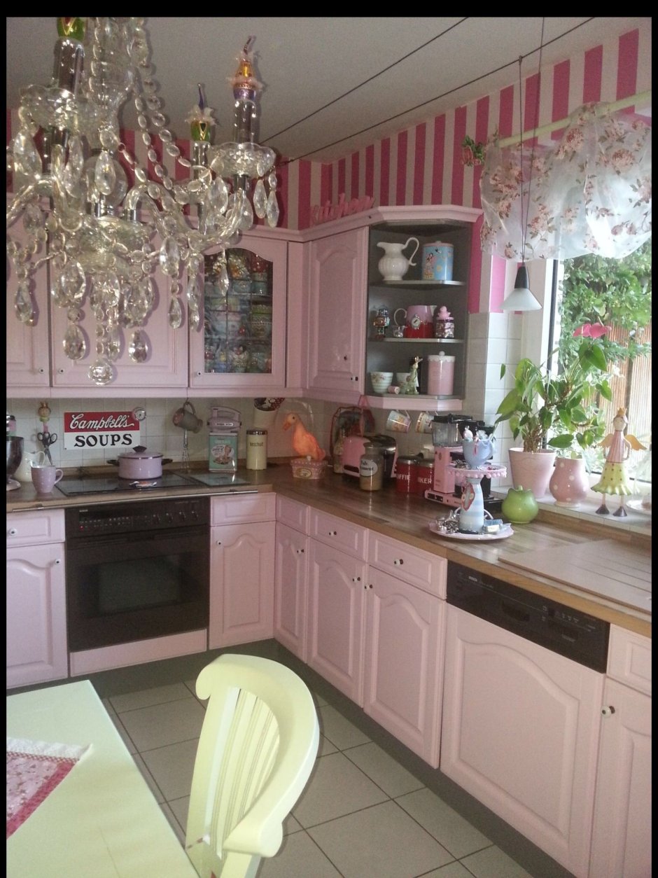 Кухня в розовых тонах в классическом стиле