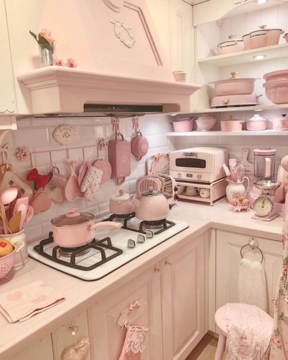 Кухня с розовым декором