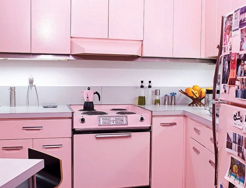 Маленькая кухня в розовом цвете