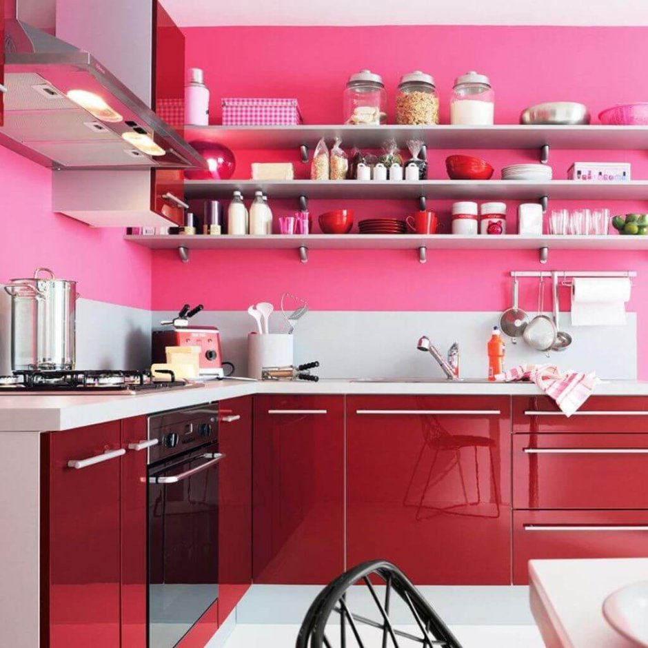 Кухонный гарнитур к розовым стенам