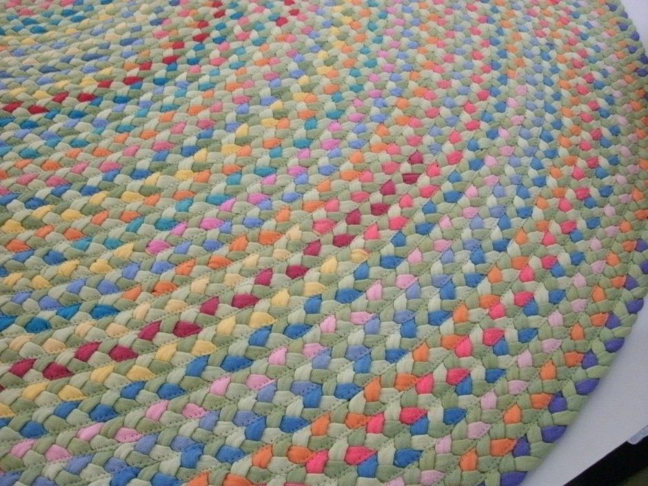 Плетеный коврик из лоскутков