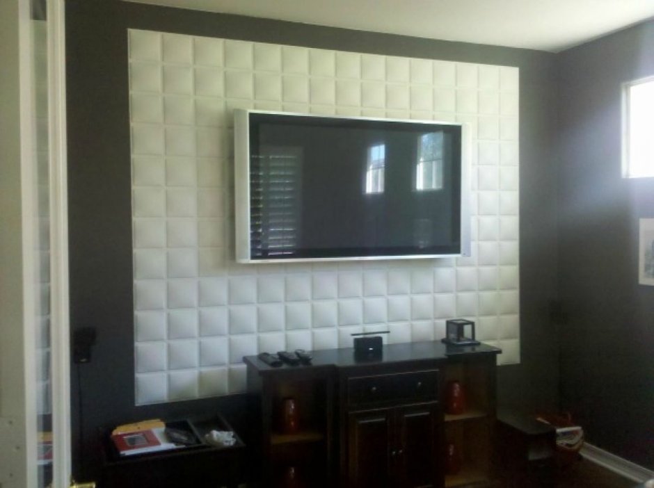 Телевизор на стене в коробе сзади плитка