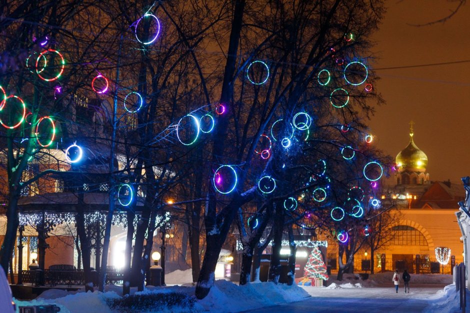 Новогоднее украшение деревьев