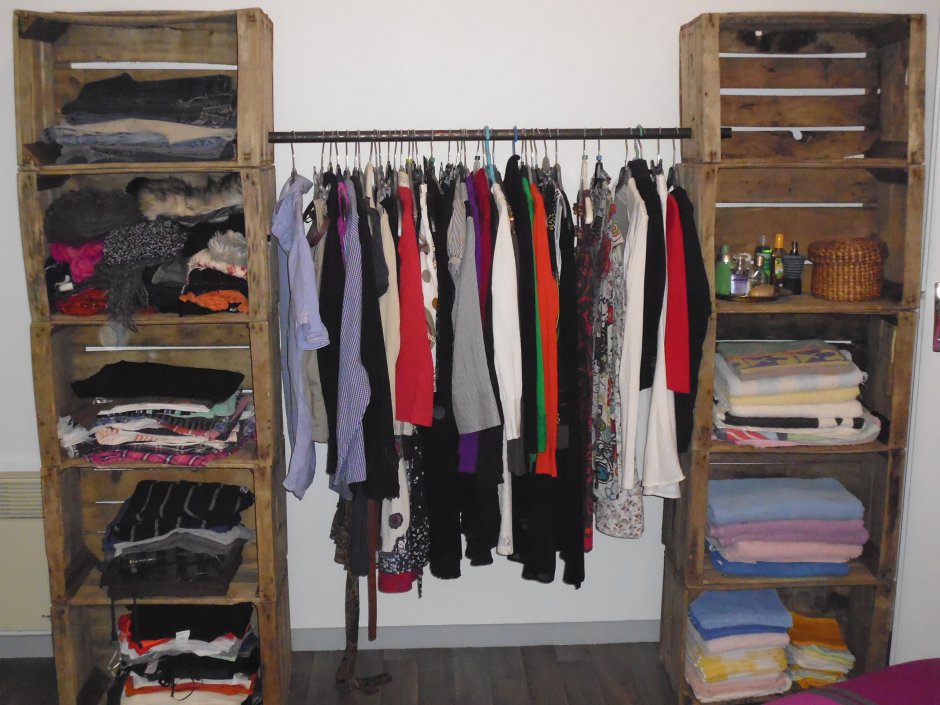 Шкаф из паллет для одежды