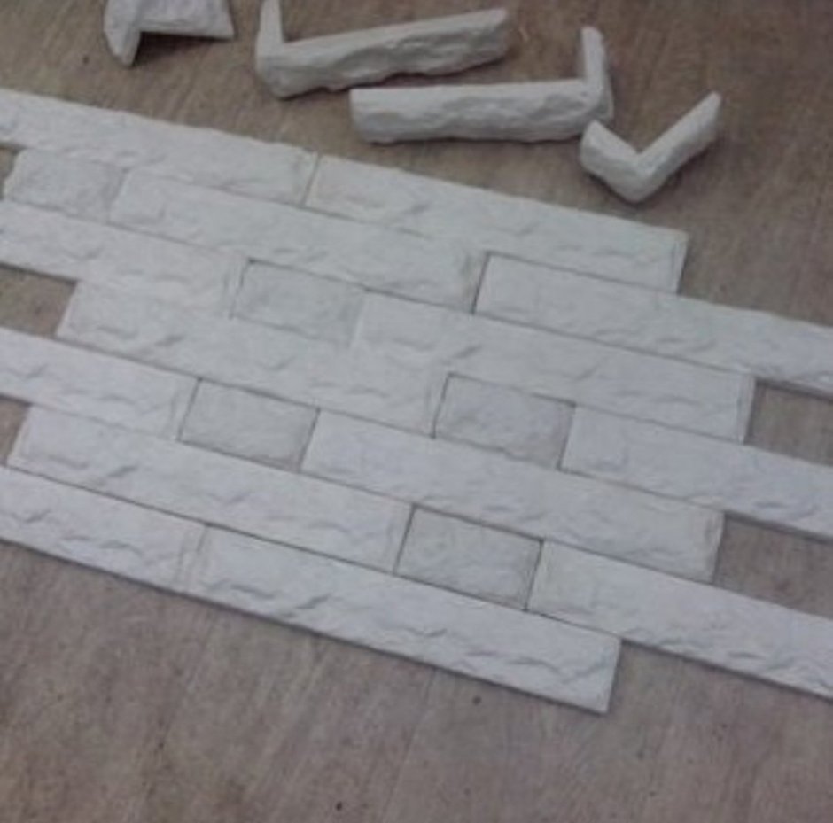 Кирпичики из потолочной плитки на стену