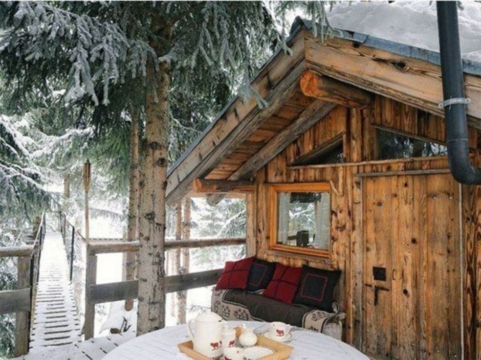 Уютный дачный домик зимой