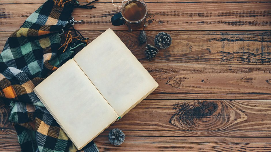 Книга на столе вид сверху