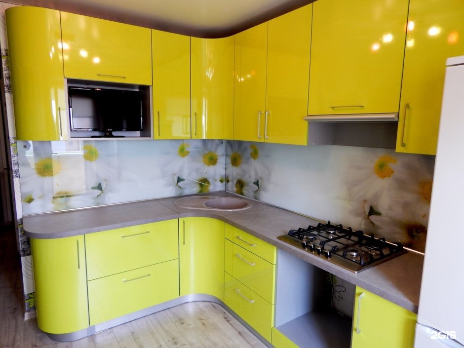 Угловой кухонный гарнитур желтый