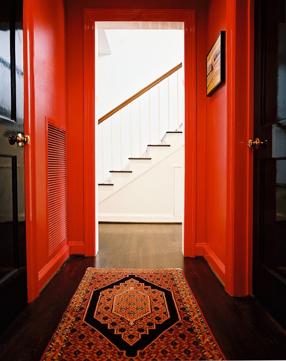 Красная дверь в комнате
