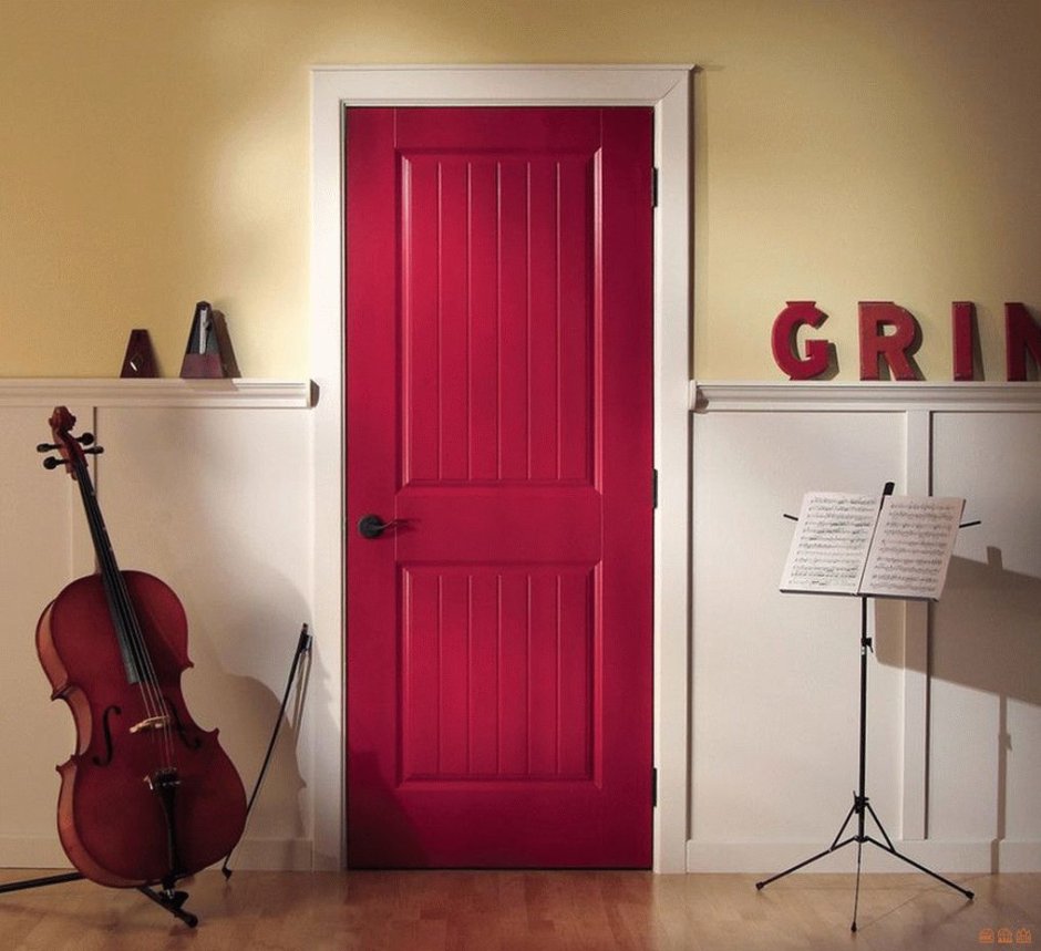 Красная дверь в комнате