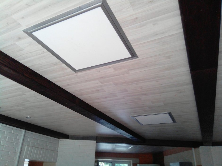 Потолок из ламинированных панелей