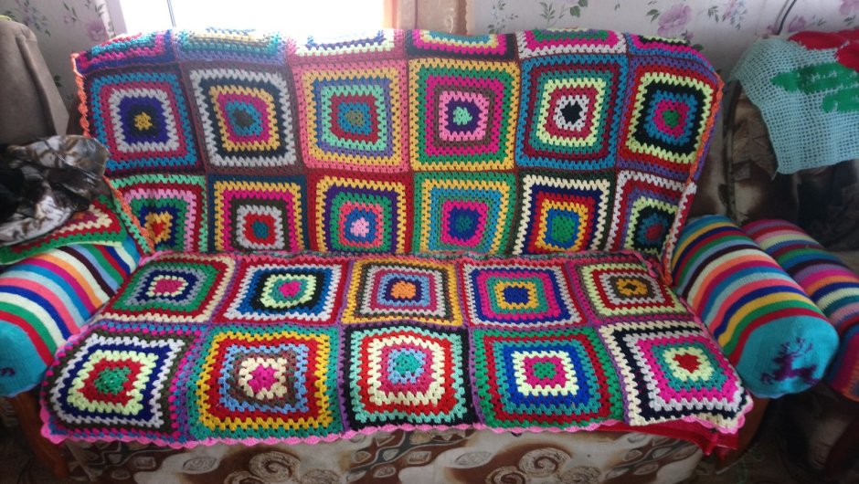 Накидка на диван из бабушкиных квадратов