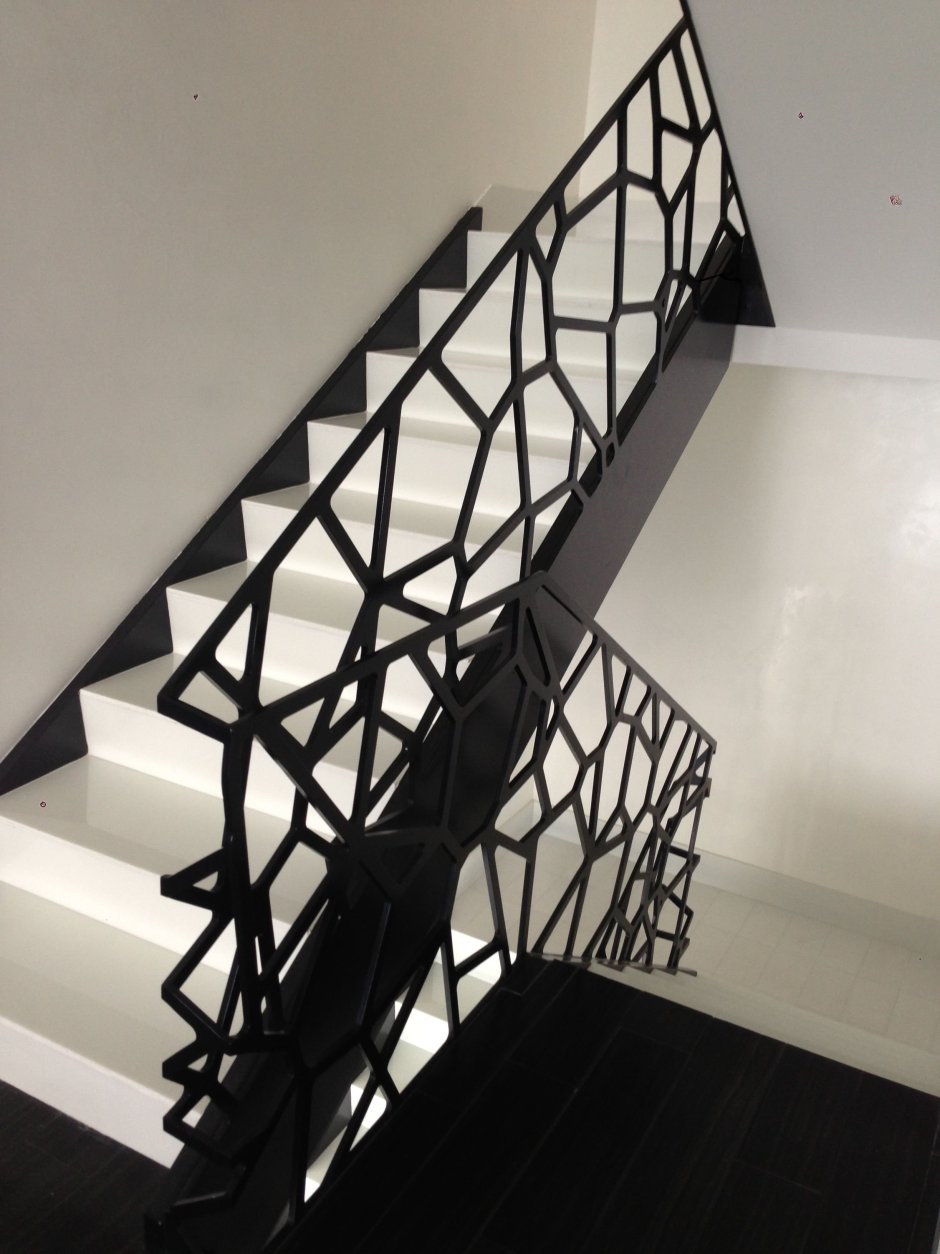 Лестница с черными перилами