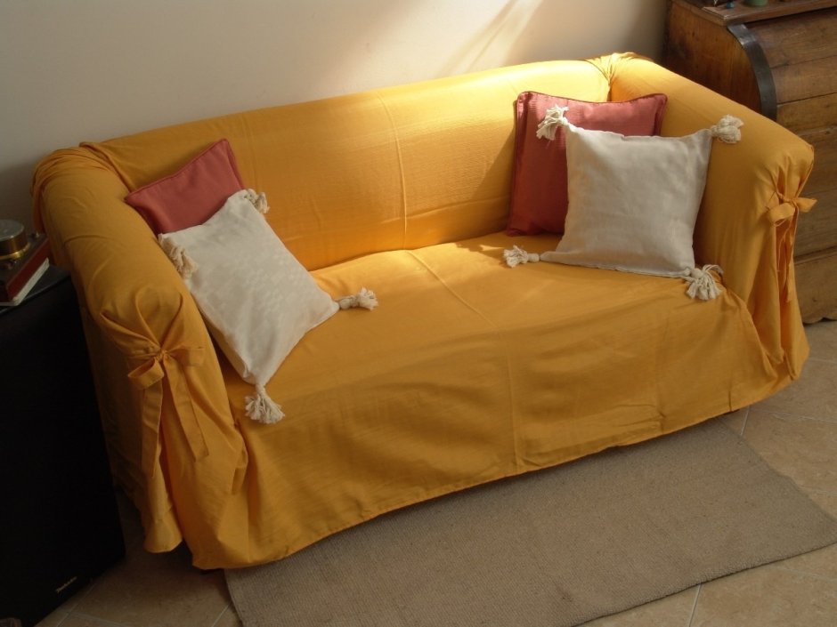 Желтая накидка на диван