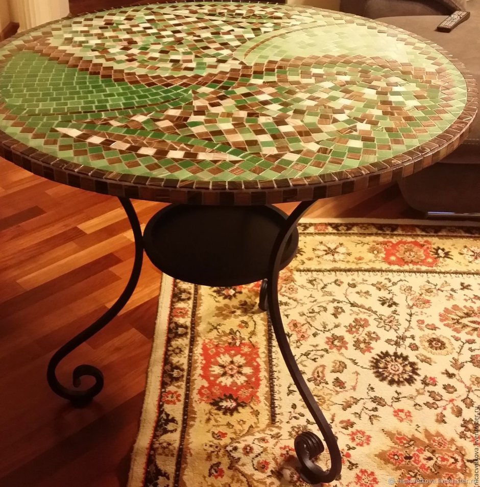 Стол с мозаичной столешницей