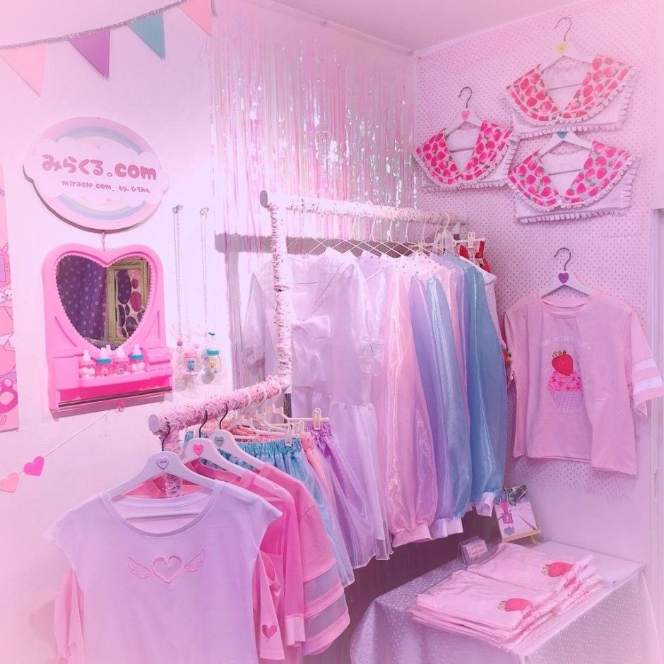 Эстетичный гардероб в комнате розовый