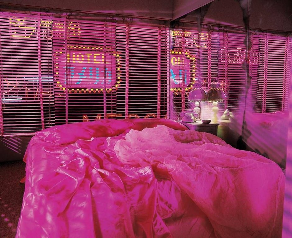 Розовая неоновая комната