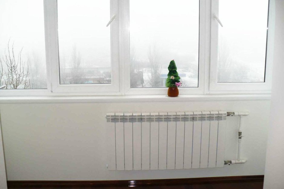 Радиатор отопления на балконе