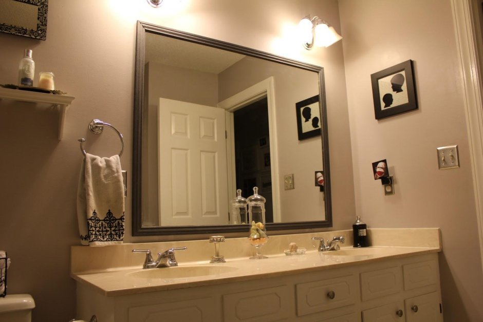 Большое зеркало полка в ванной