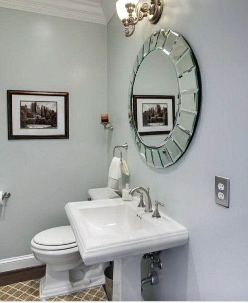 Зеркало в туалете над раковиной маленькое