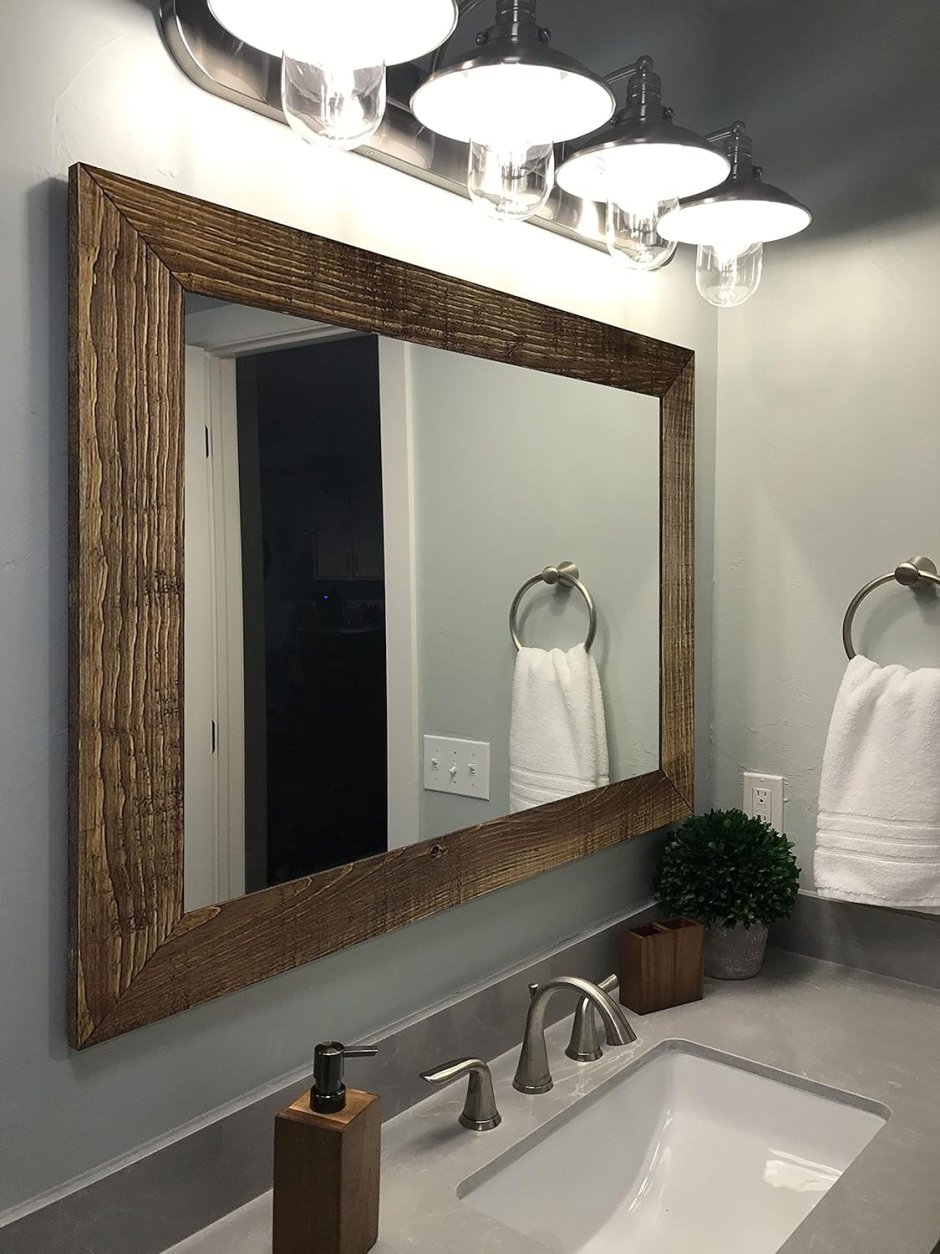 Зеркало в ванную в деревянной раме