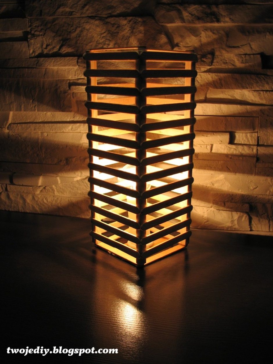 Светильник из деревянных палочек