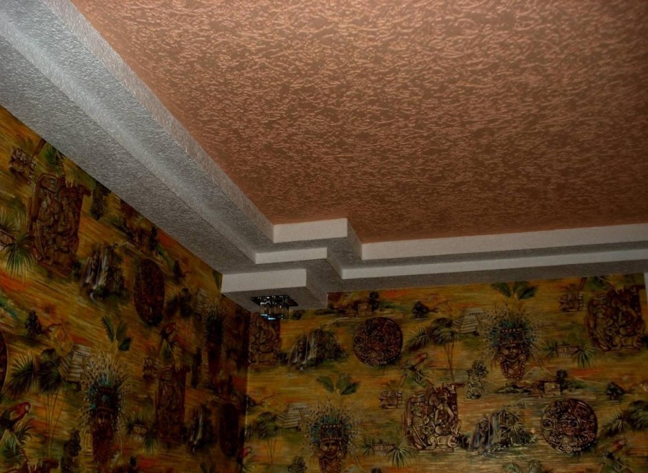 Потолок отделанный декоративной штукатуркой