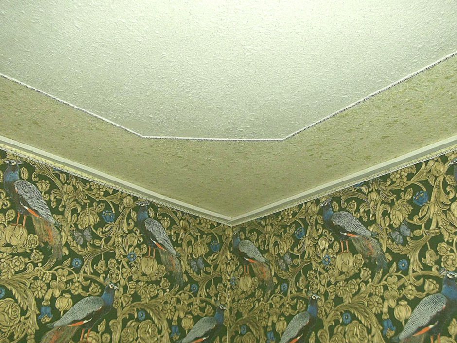 Потолок отделанный жидкими обоями