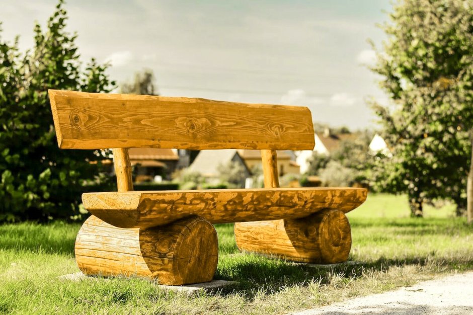 Деревянные скамейки из бревна