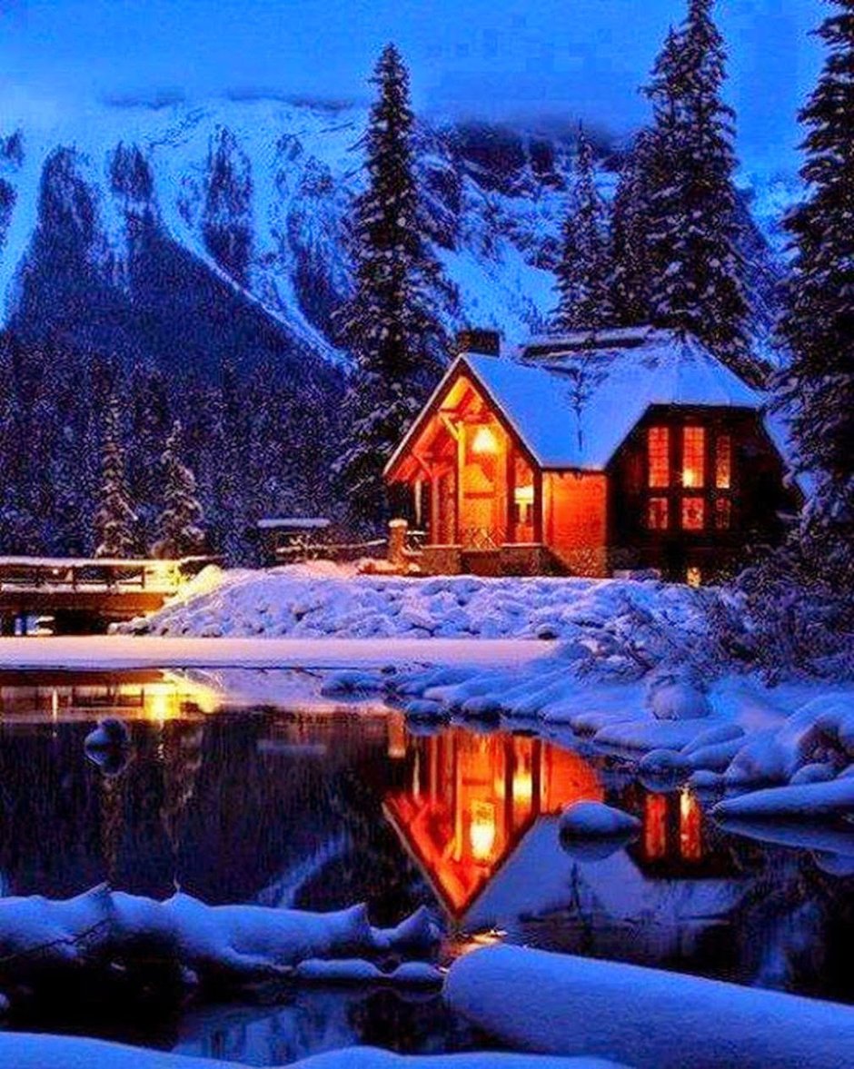 Красивый домик в лесу зимой