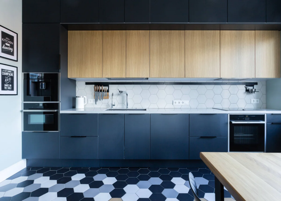 Темная синяя кухня современная